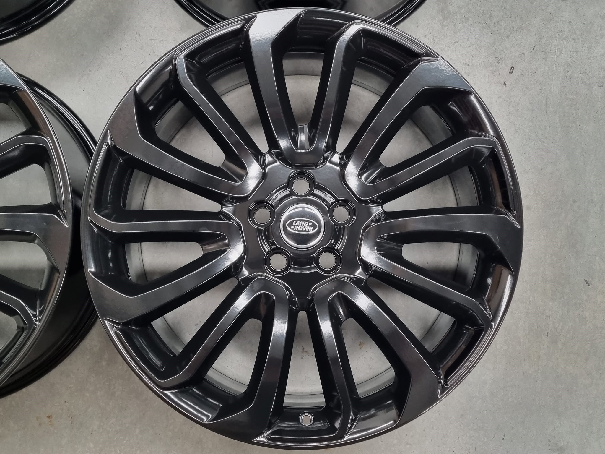 Load image into Gallery viewer, Genuine Range Rover Vogue Turbine Black 22 Inch Alloy Wheels Set of 4