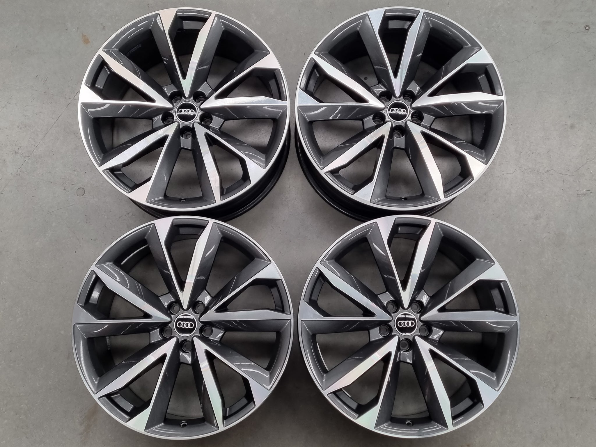 Load image into Gallery viewer, Genuine AUDI Q7 Model 4M 21 Inch Grey Machined Alloy Wheels Set of 4