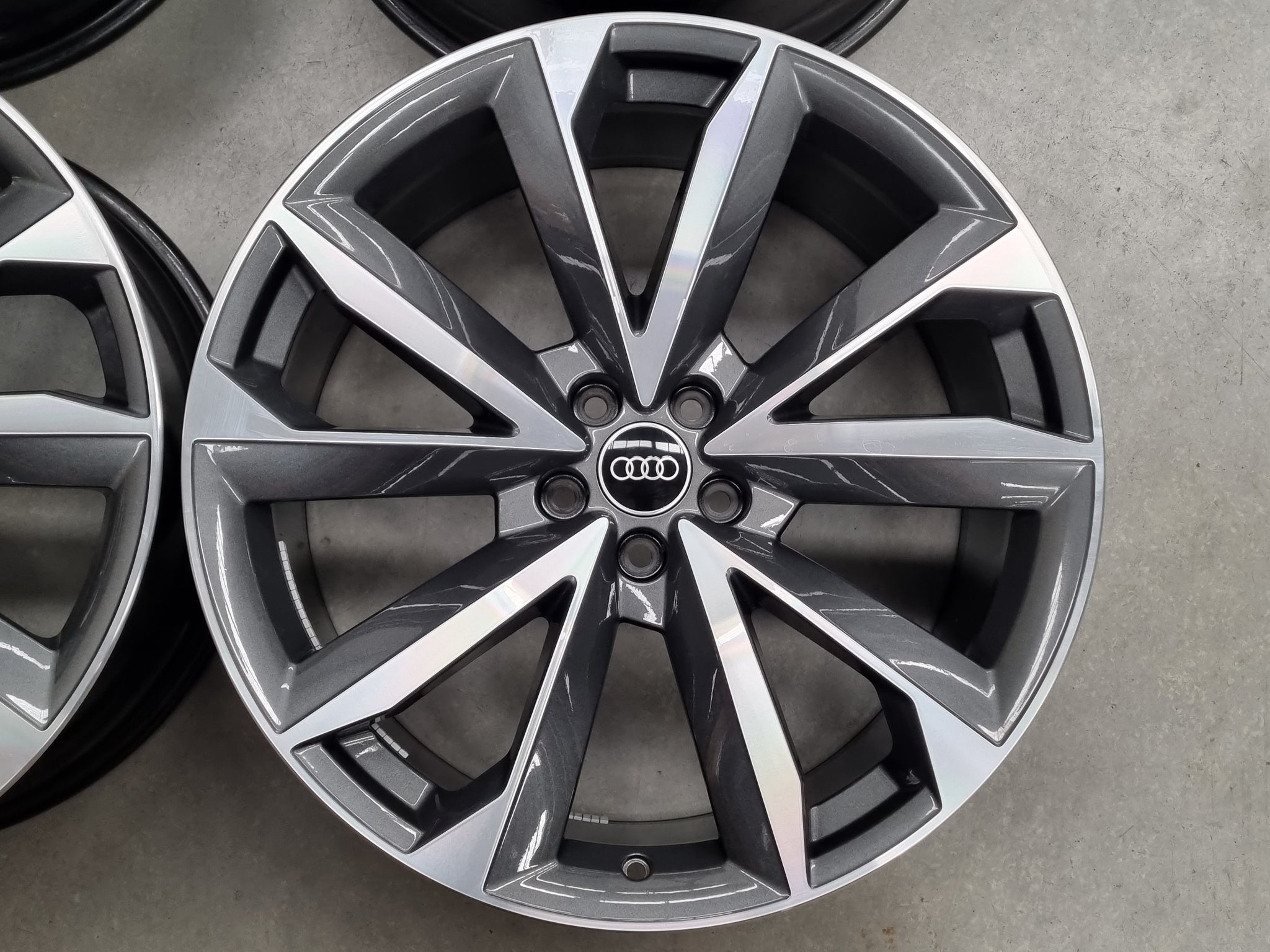 Load image into Gallery viewer, Genuine AUDI Q7 Model 4M 21 Inch Grey Machined Alloy Wheels Set of 4