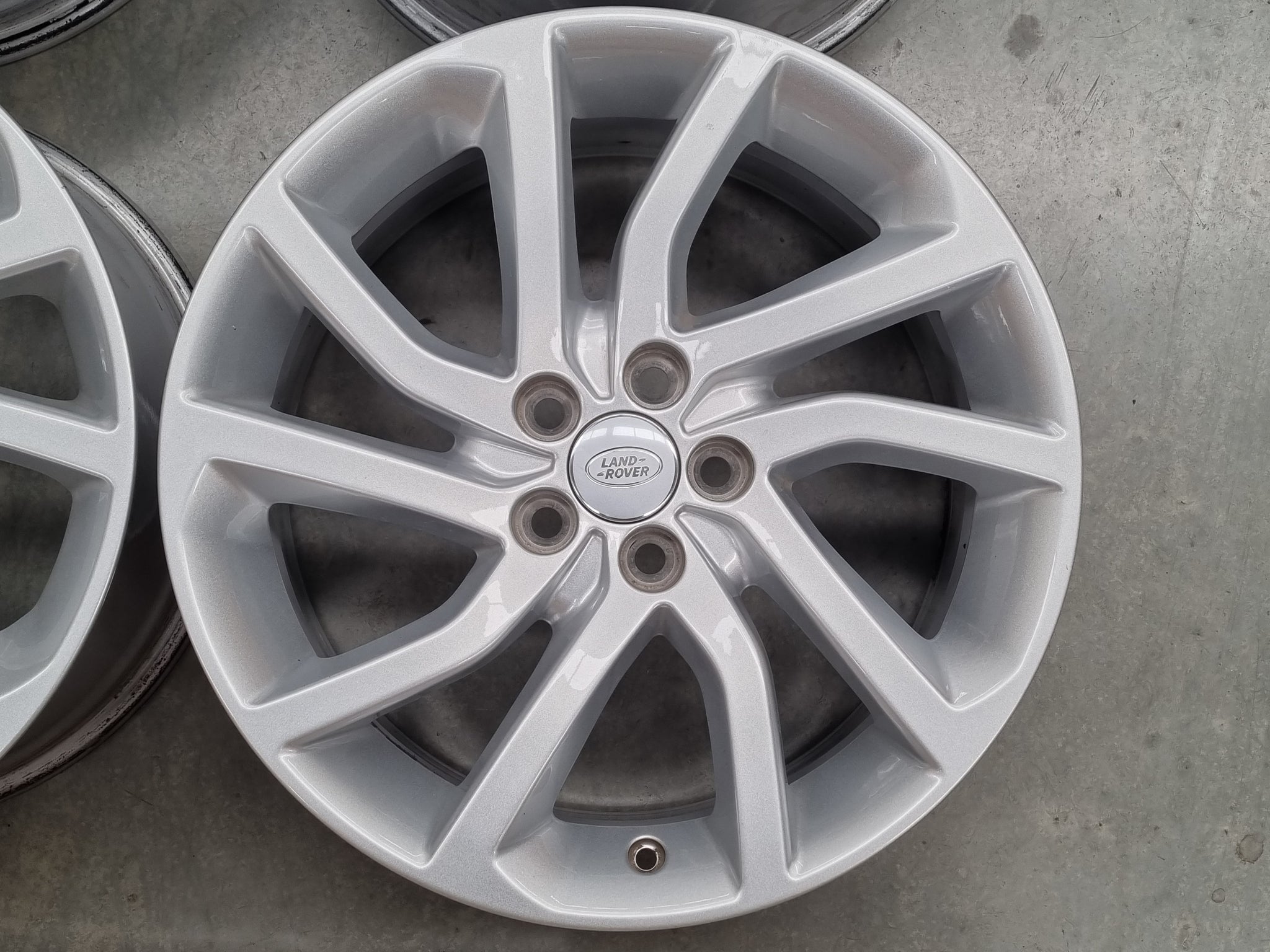 Load image into Gallery viewer, Genuine Land Rover Discovery Sport 18 Inch Alloy Wheels Set of 4