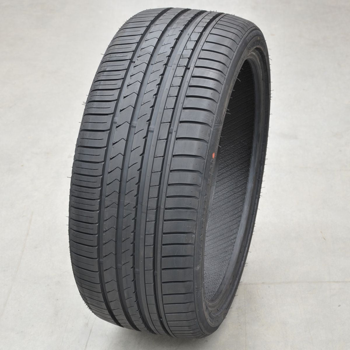 WINRUN R330 255/35R20 102W – Wheel Dealer