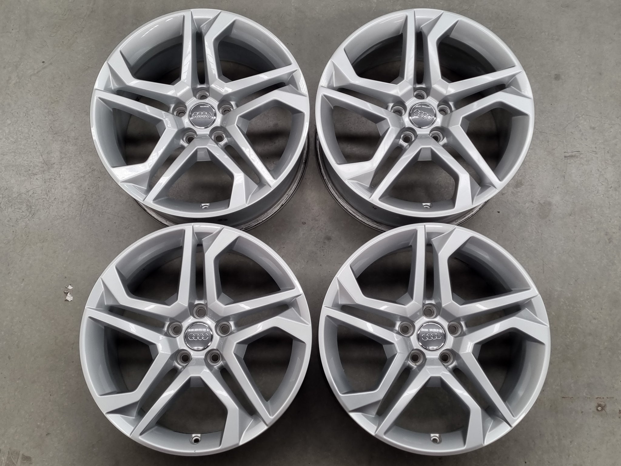 Load image into Gallery viewer, Genuine AUDI 18x8 ET39 5/112 025BD Wheels Set of 4
