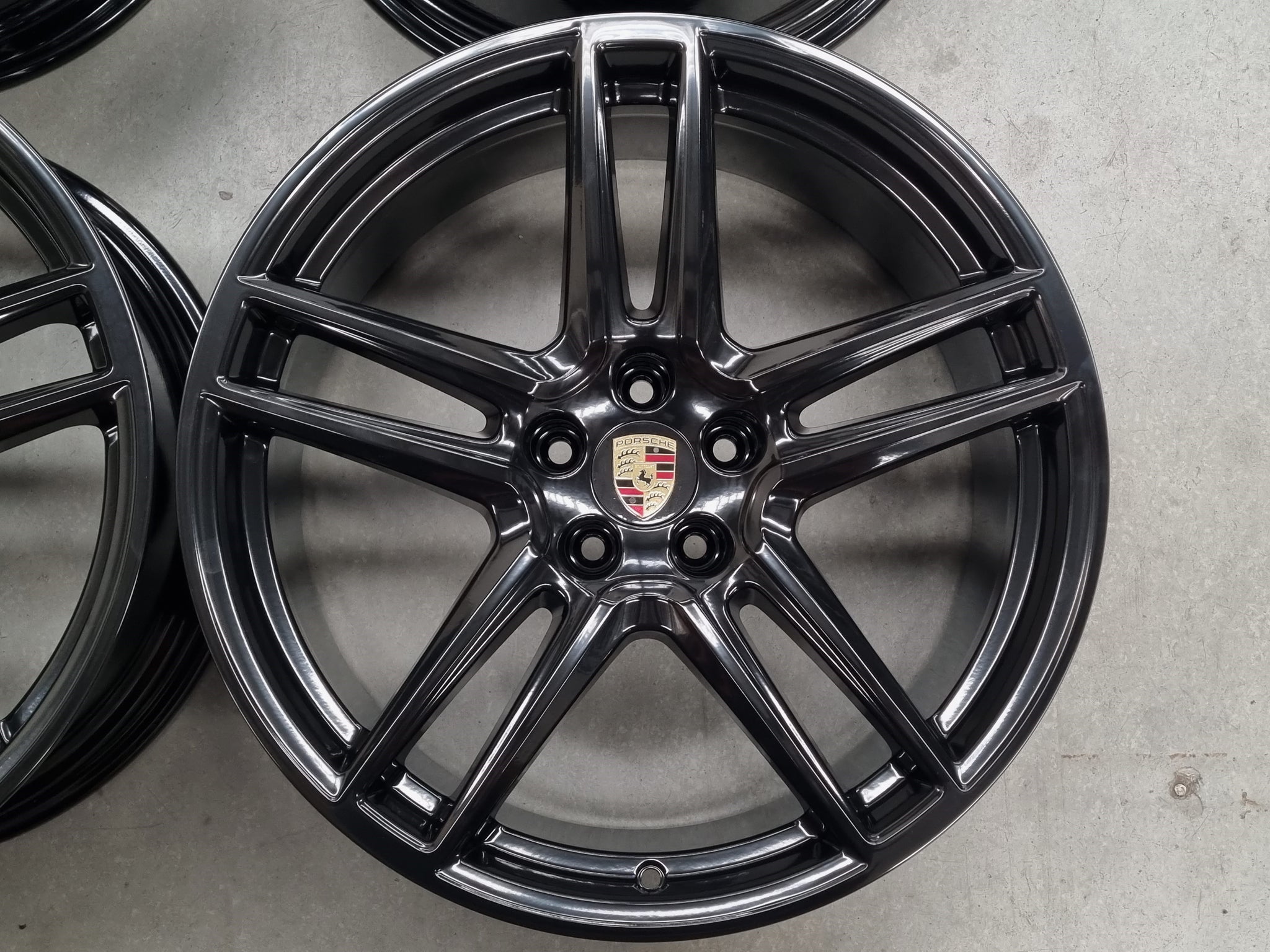 Load image into Gallery viewer, Genuine Porsche Macan 2021 Model 20 Inch Black Wheels Set of 4
