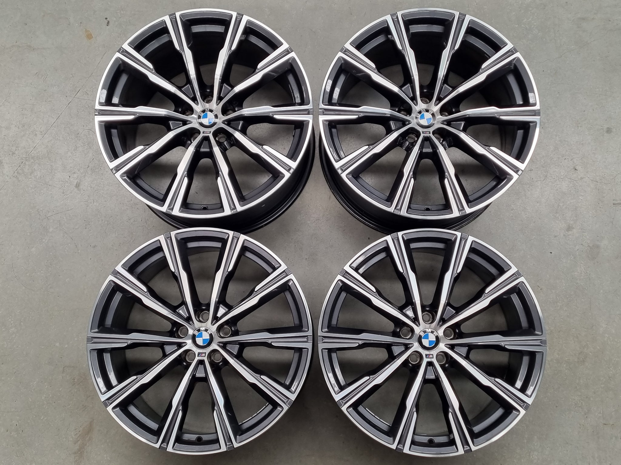 Load image into Gallery viewer, Genuine BMW X5 G05 and X6 G06 Style M740 20 Inch Alloy Wheels Set of 4
