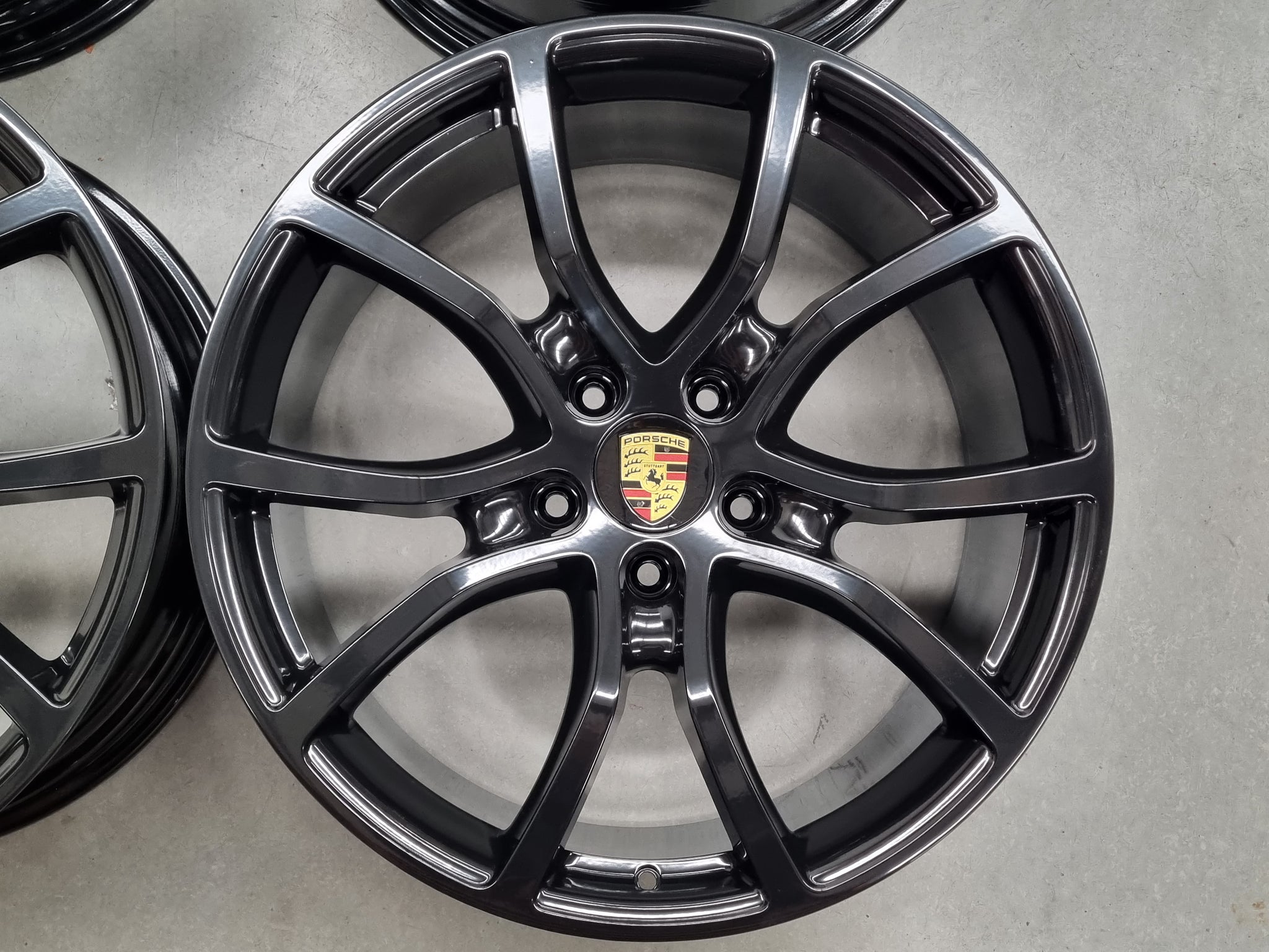 Load image into Gallery viewer, Genuine Porsche Cayenne 2020 Turbo 21 Inch Black Wheels Set of 4
