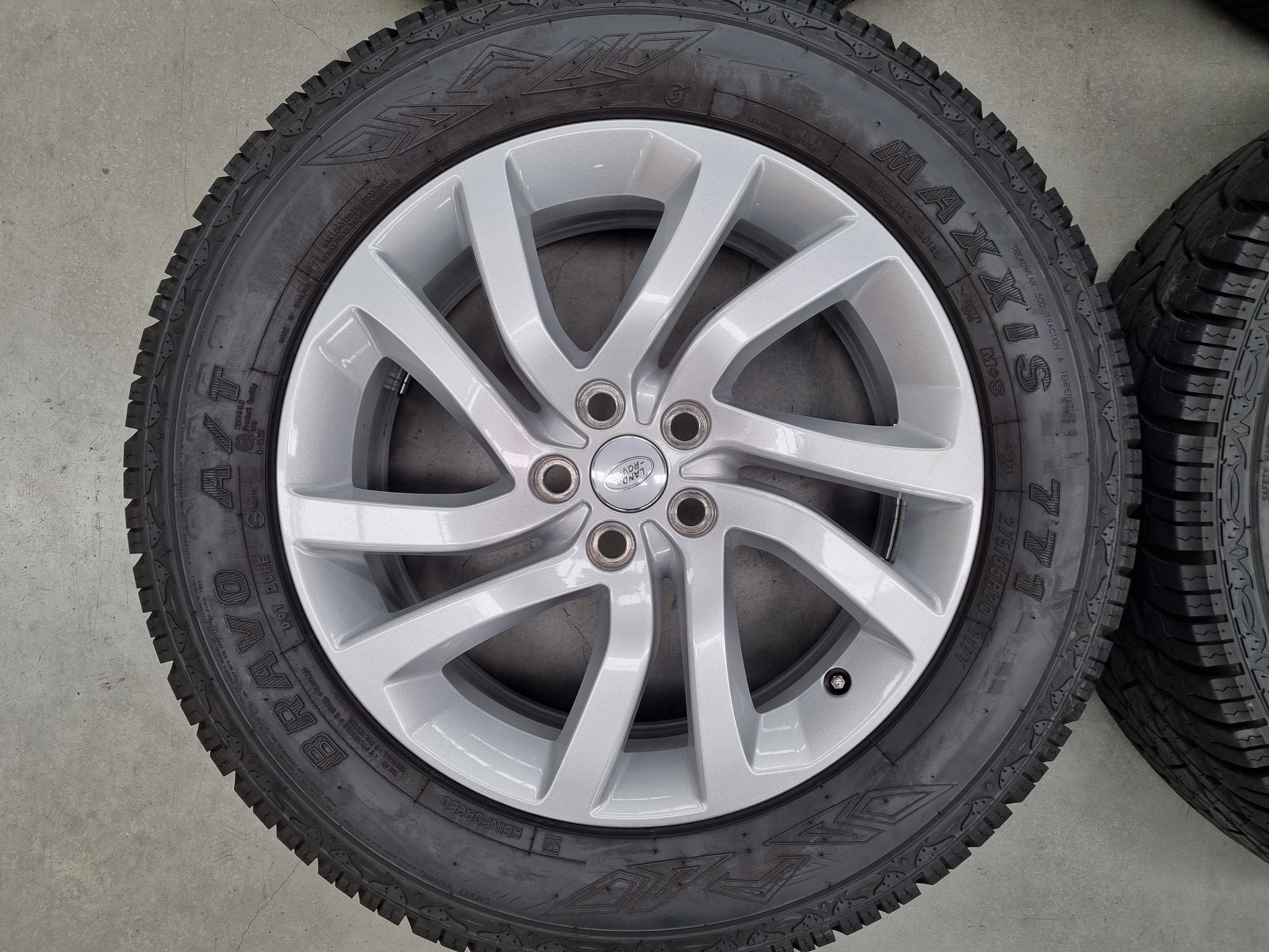Load image into Gallery viewer, Genuine Land Rover Discovery 5 Silver 20 Inch Wheels and 275/55R20 Tyres Set of 4
