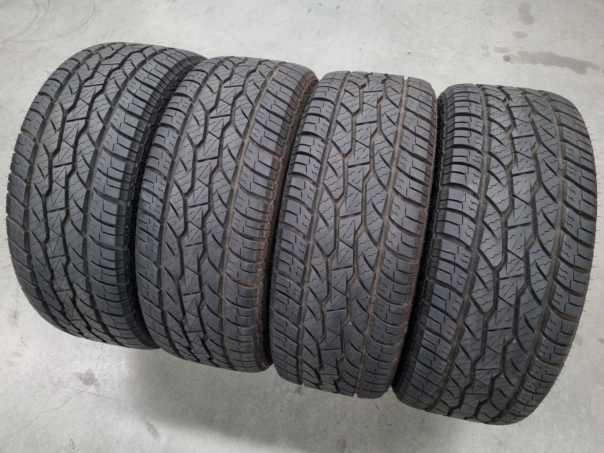 Load image into Gallery viewer, Genuine Land Rover Discovery 5 Silver 20 Inch Wheels and 275/55R20 Tyres Set of 4
