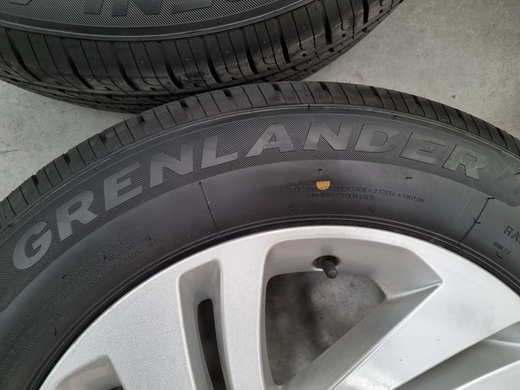 Load image into Gallery viewer, Genuine Range Rover Evoque 2022 Model 18 Inch Wheels and Tyres Set of 4