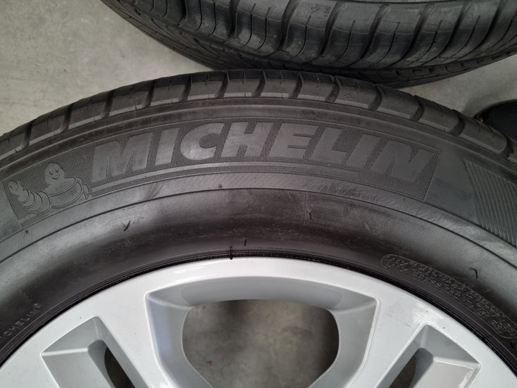 Load image into Gallery viewer, Genuine Mercedes Benz G350 18 Inch Wheels and Tyres Set of 4