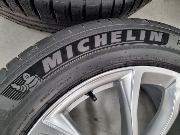 Load image into Gallery viewer, Genuine Porsche Macan 2022 Model 19 Inch Wheels and Tyres Set of 4