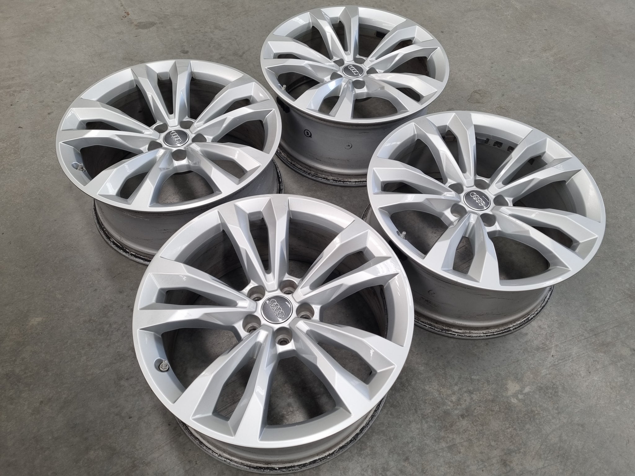 Load image into Gallery viewer, Genuine AUDI Q7 2018 Model 4M 19 Inch Alloy Wheels Set of 4
