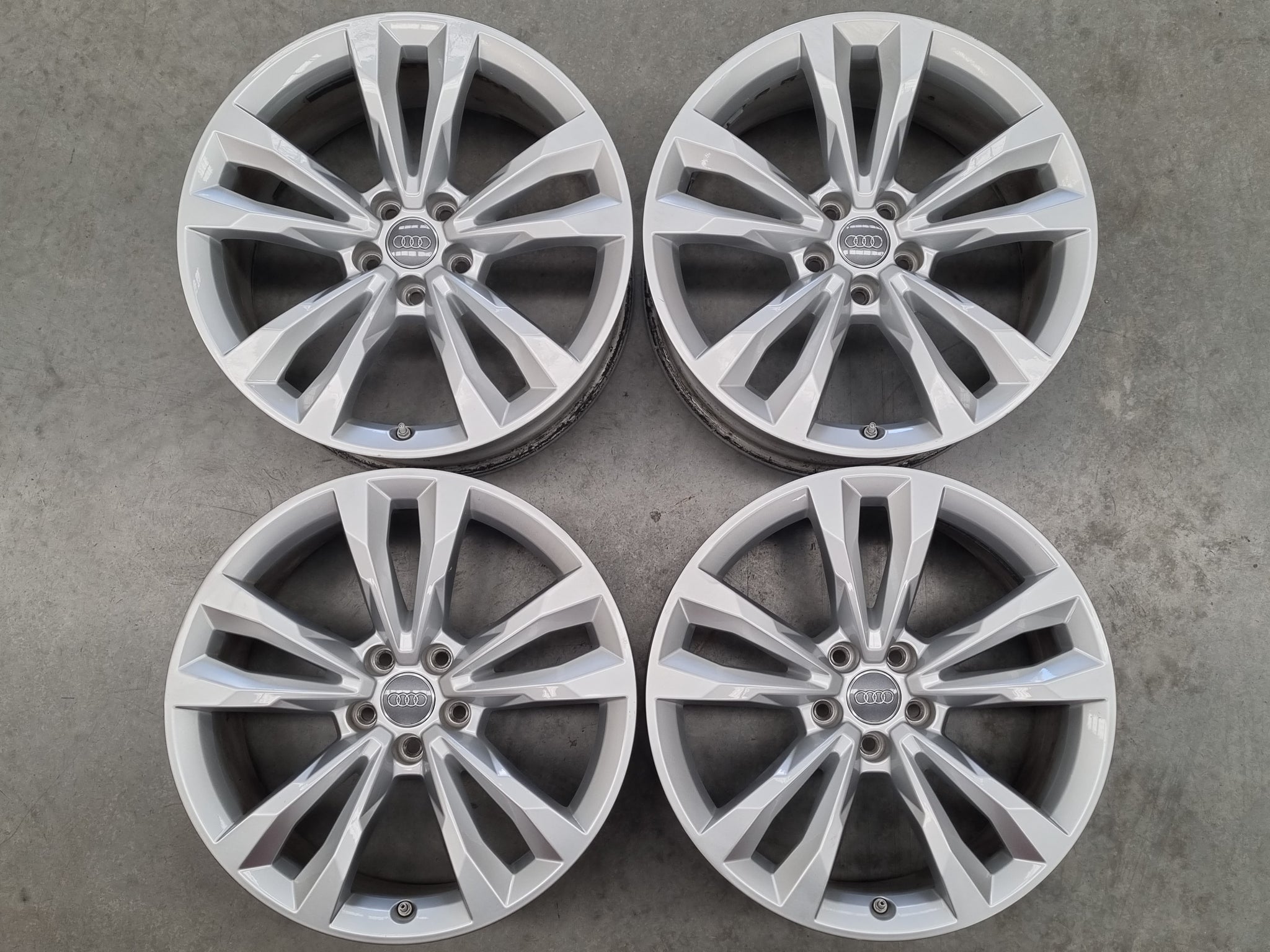 Load image into Gallery viewer, Genuine AUDI Q7 2018 Model 4M 19 Inch Alloy Wheels Set of 4
