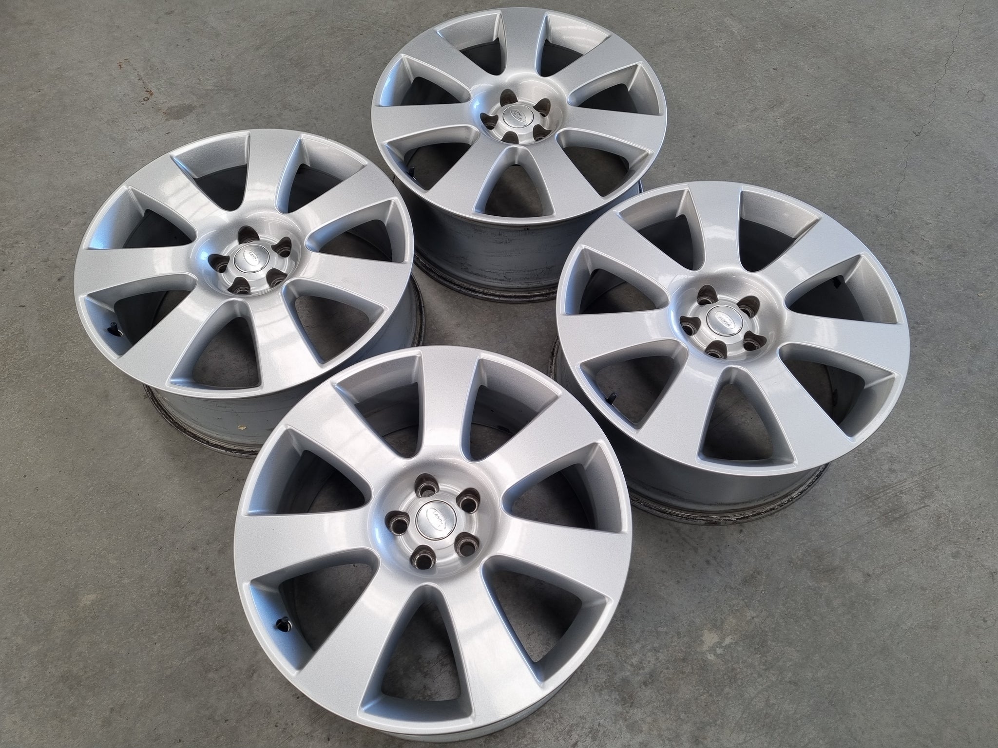 Load image into Gallery viewer, Genuine Range Rover Vogue Silver 22 Inch Alloy Wheels Set of 4
