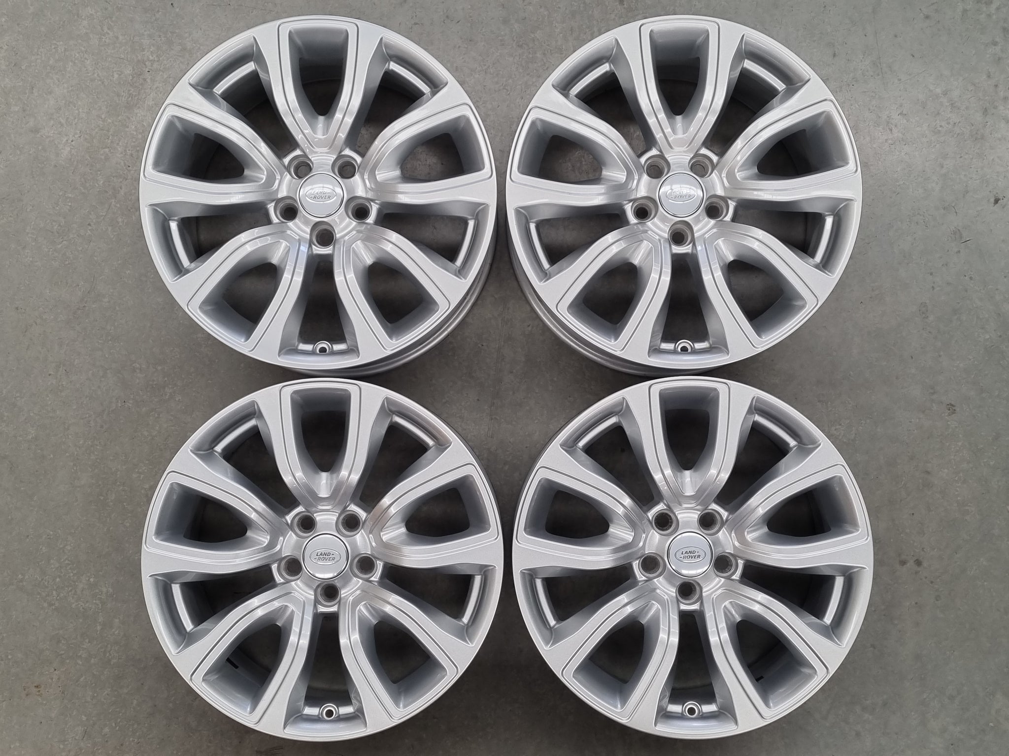 Load image into Gallery viewer, Genuine Range Rover Evoque EJ32 18 Inch Alloy Wheels Set of 4
