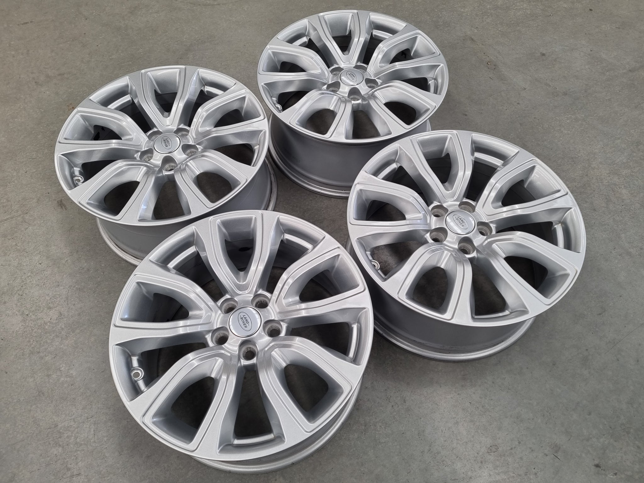 Load image into Gallery viewer, Genuine Range Rover Evoque EJ32 18 Inch Alloy Wheels Set of 4
