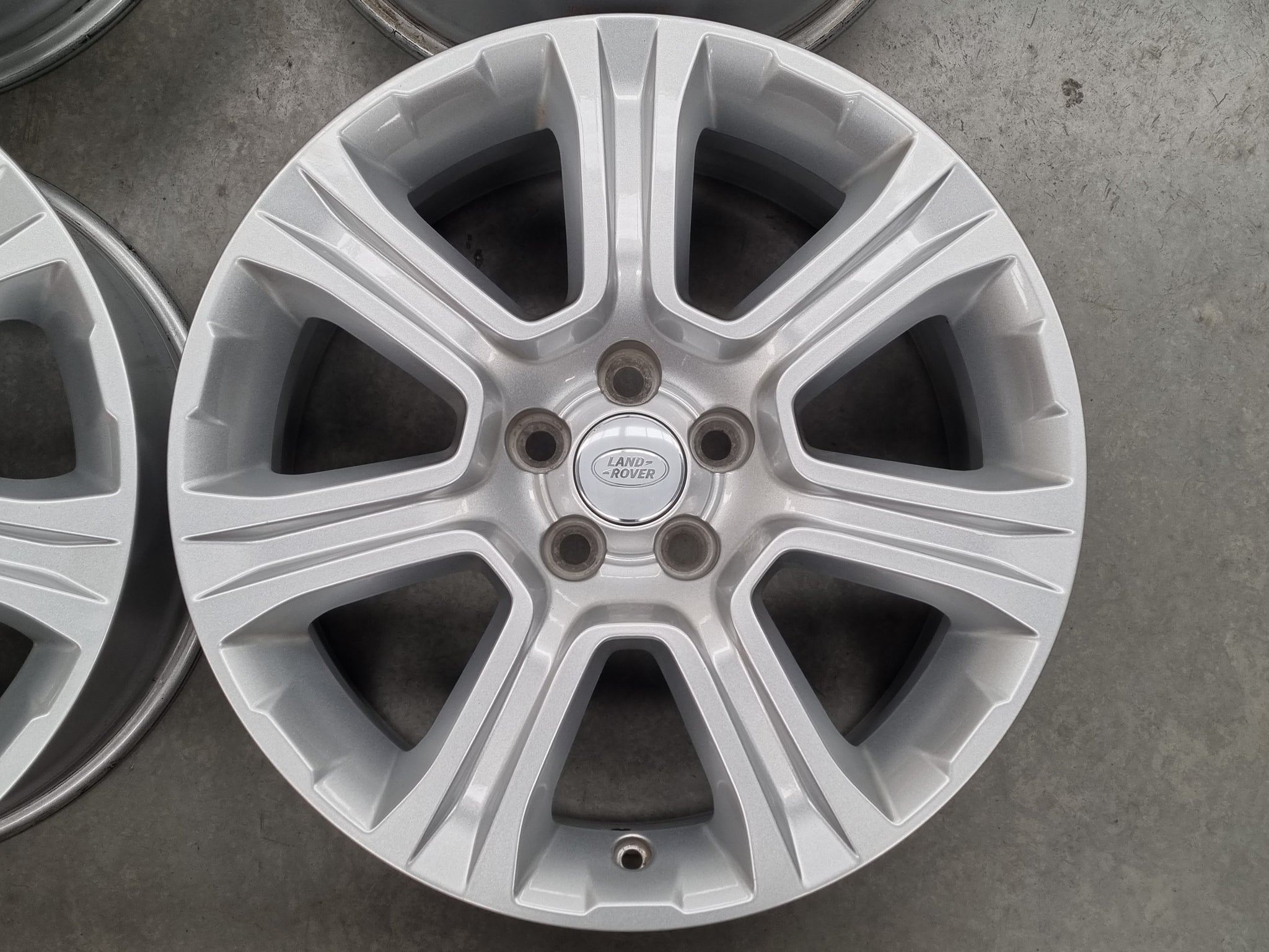 Load image into Gallery viewer, Genuine Range Rover Evoque GJ32 18 Inch Alloy Wheels Set of 4
