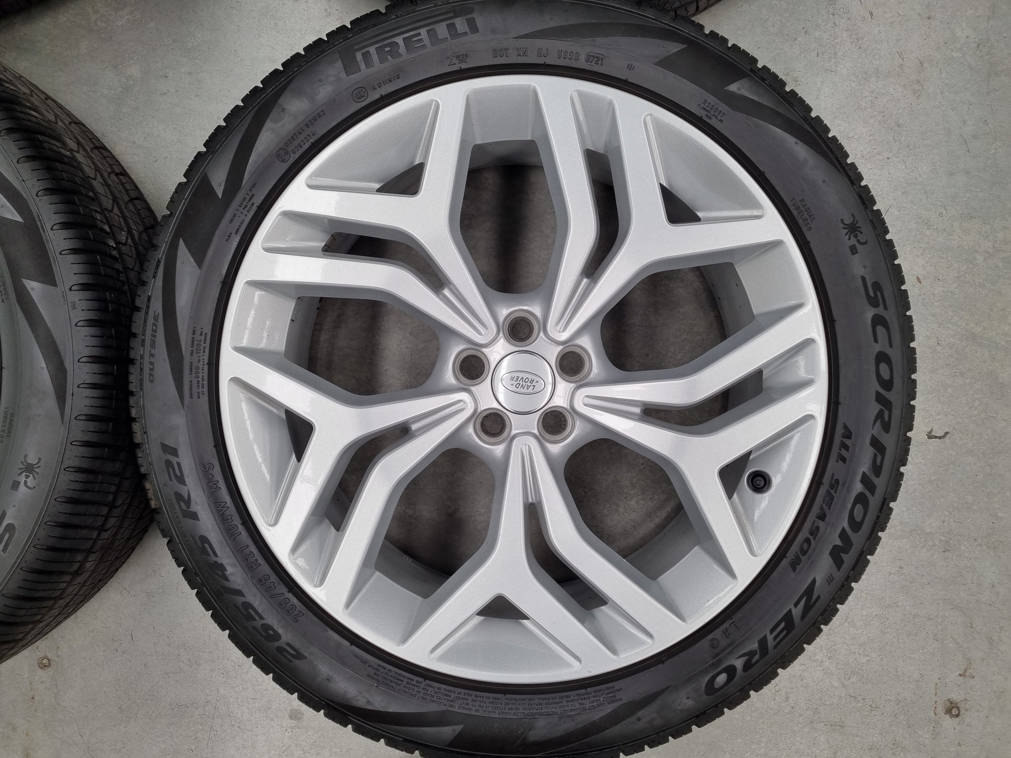Load image into Gallery viewer, Genuine Range Rover Velar Silver 21 Inch Wheels and Tyres Set of 4
