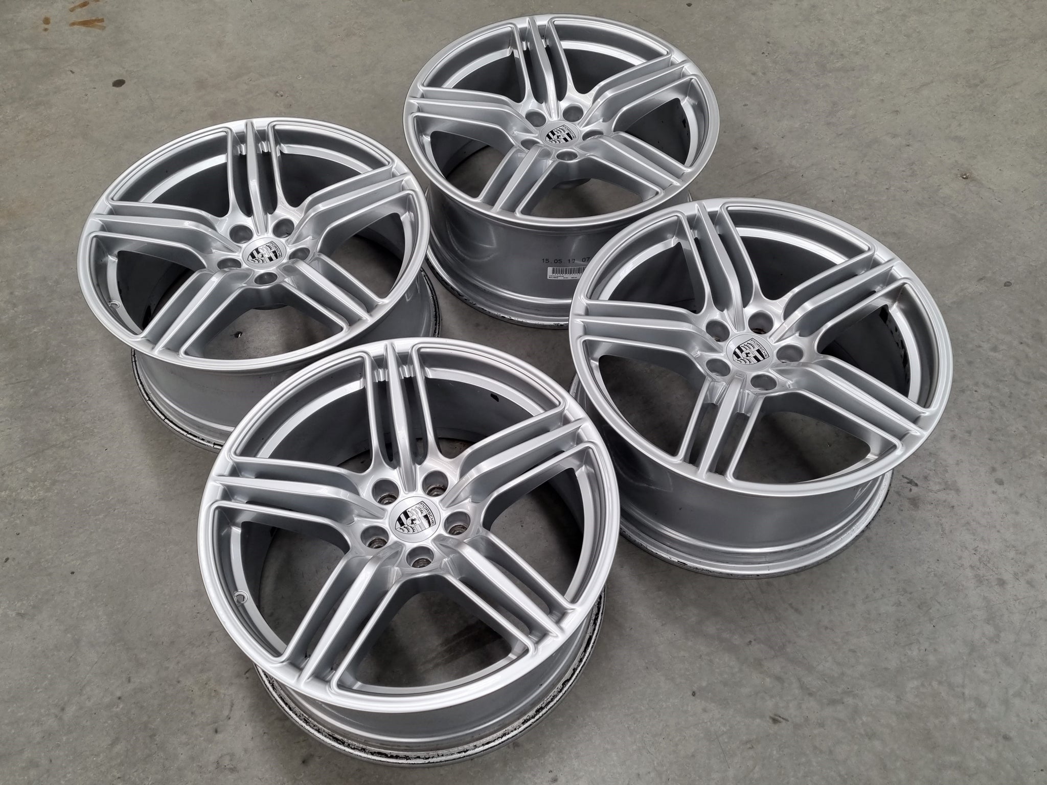 Load image into Gallery viewer, Genuine Porsche Macan 2021 Model 19 Inch Alloy Wheels Set of 4
