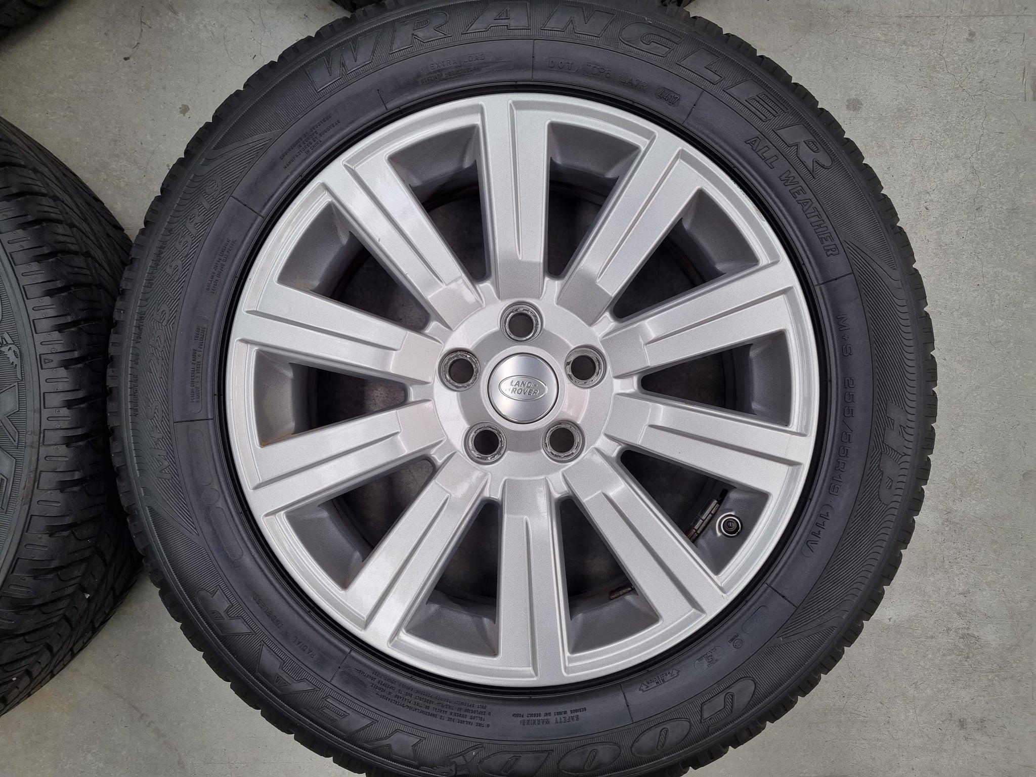 Load image into Gallery viewer, Genuine Land Rover Discovery 4 Silver 19 Inch Wheels and Tyres Set of 4
