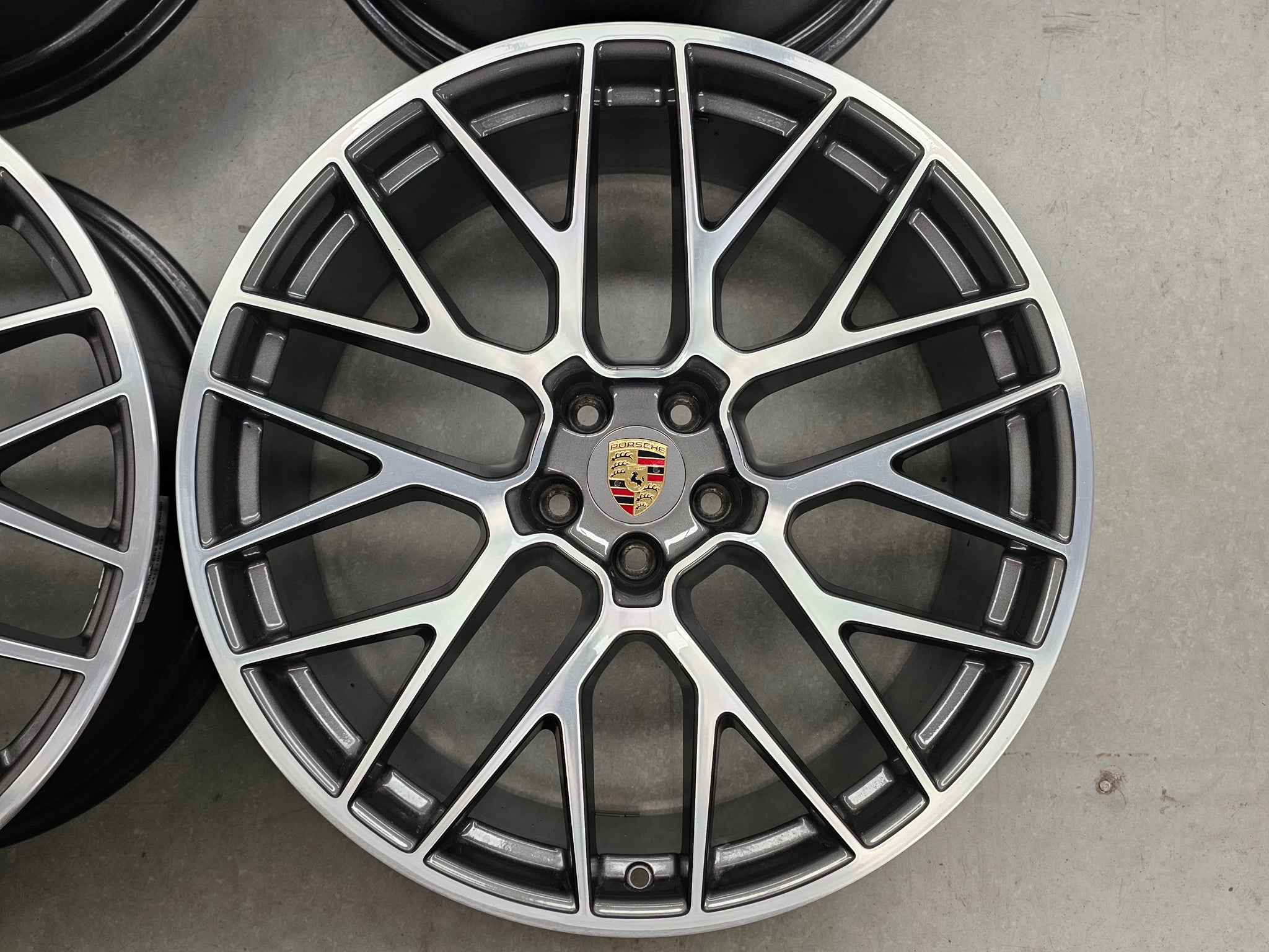 Load image into Gallery viewer, Genuine Porsche Macan 2021 Model 21 Inch Spyder Wheels Set of 4

