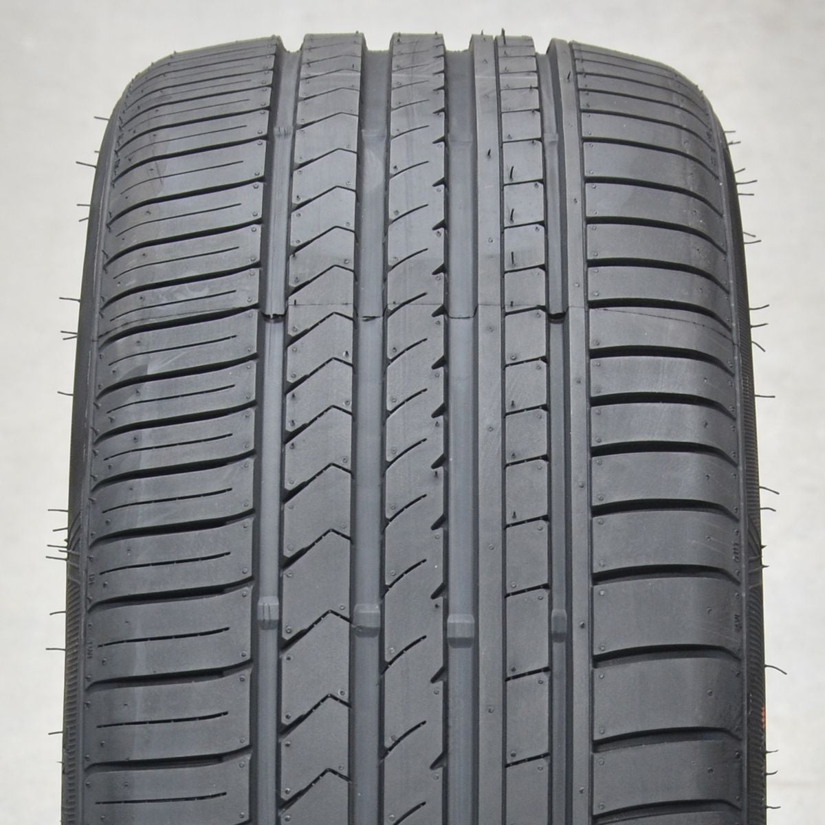 WINRUN R330 245/35R20 95W – Wheel Dealer